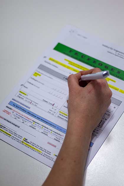 Ein Fragebogen zur Darmgesundheit wird ausgefüllt.